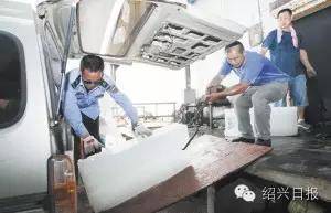 庫存售罄 高溫天催熱 冰生意 50公斤的冰塊,大昌水產一天要用500塊